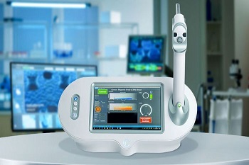 اهدای دستگاه تشخیص سلول‌های سرطانی توسط بانک سینا به بیمارستان کوثر سنندج