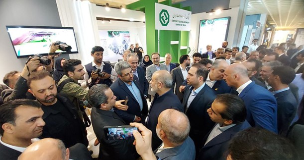 بازدید وزیر کشور از غرفه بانک توسعه صادرات ایران در نمایشگاه صادرات به پاکستان
