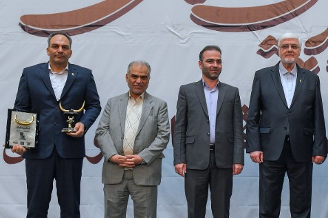 تندیس زرین چهاردهمین دورۀ جایزه مالی ایران به بانک پاسارگاد اهدا شد
