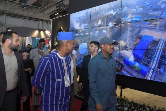 استقبال هیاتهای تجاری اقتصادی کشورهای مختلف از غرفه هلدینگ خلیج فارس/ حضور معاون اول رئیسجمهور و وزیر صمت در غرفه برترین شرکت صادراتی ایران