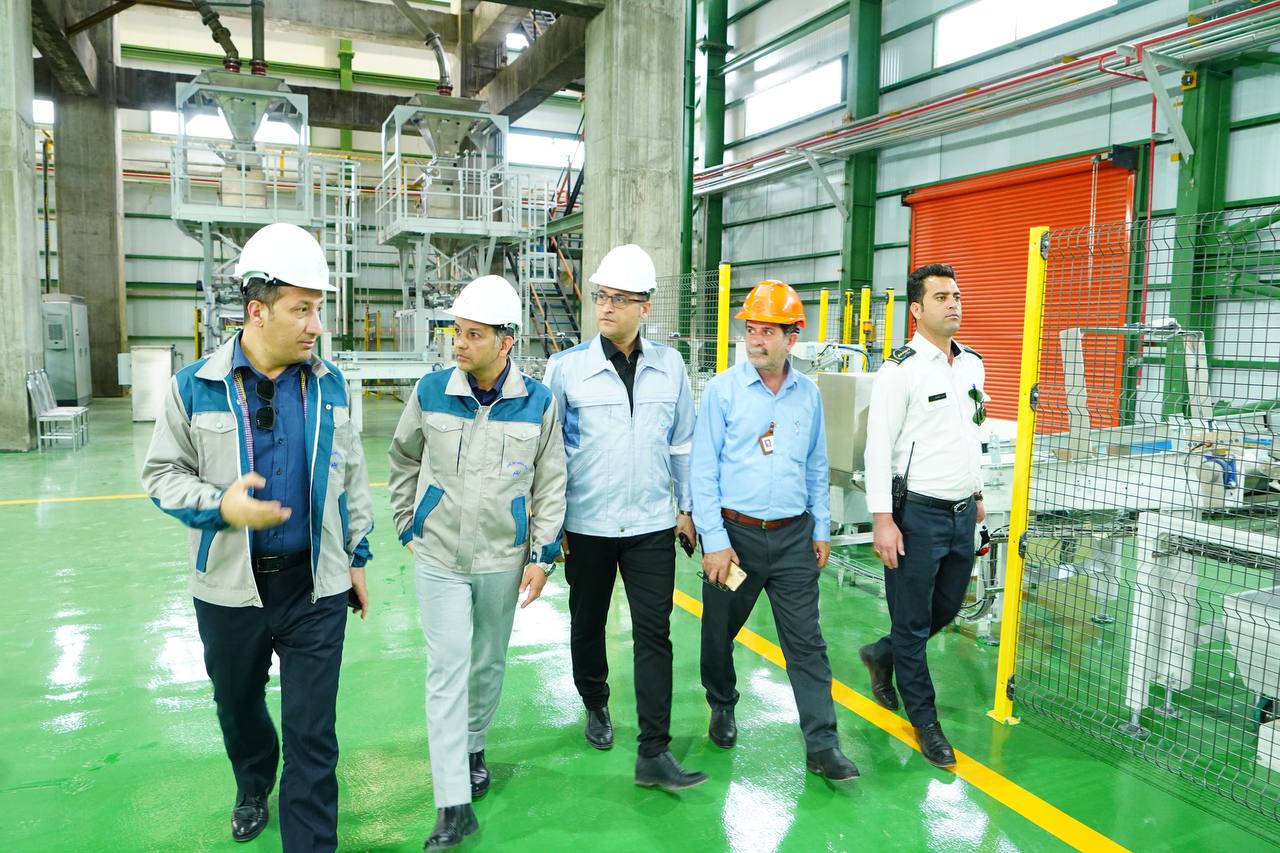 حضور سرپرست شرکت پتروشیمی ارغوان‌گستر ایلام در کنار تیم راه‌اندازی