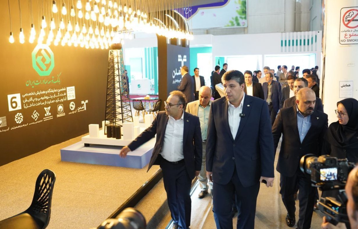 گزارش تصویری بازدید مدیرعامل بانک توسعه صادرات ایران از غرفه تامین سرمایه تمدن در ششمین نمایشگاه نفت،گاز. پتروشیمی و پالایش کیش