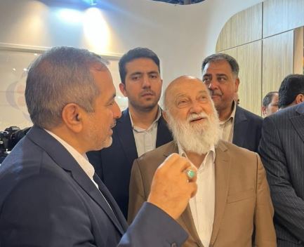  بازدید دکتر مهدی چمران، رئیس شورای اسلامی شهر تهران، از غرفه موسسه اعتباری ملل، در نمایشگاه بین‌المللی مشهد