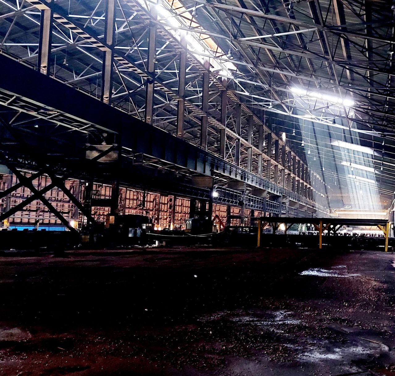 پیامد محدودیت ۹۰ درصدی دوهفتهای فولادیها، چرخهی صنایع کشور را از کار میاندازد