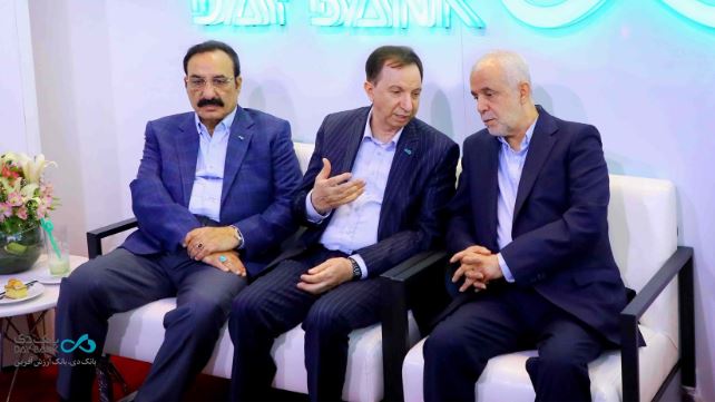 بازدید معاون رئیسجمهور و رییس بنیادشهید و امور ایثارگران از غرفه بانک دی در دو نمایشگاه «صنعت مالی» و «ایران هلث»