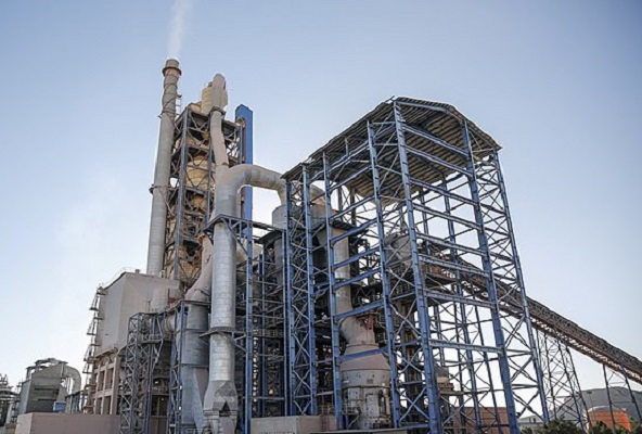 فعالیت بدون وقفه کارخانه‌های سیمان شستا در طول جنگ تحمیلی ۱۲ روزه