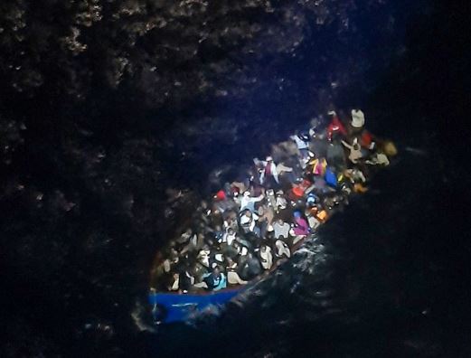 شناور کشتیرانی جمهوری اسلامی ایران ده‌ها پناهجو را از خطر مرگ نجات داد