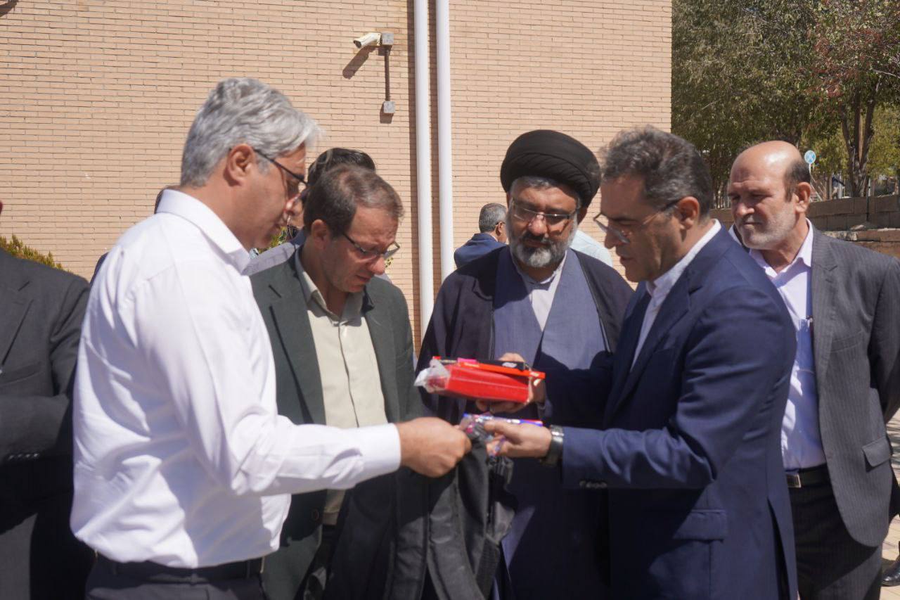 توزیع هزار بسته معیشتی و نوشتافزار در چوار با مشارکت پتروشیمی ایلام