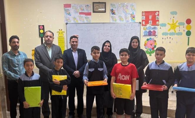 اهدا و توزیع بسته‌های نوشت‌افزار در مدرسه شهدای بانک مسکن خرمشهر