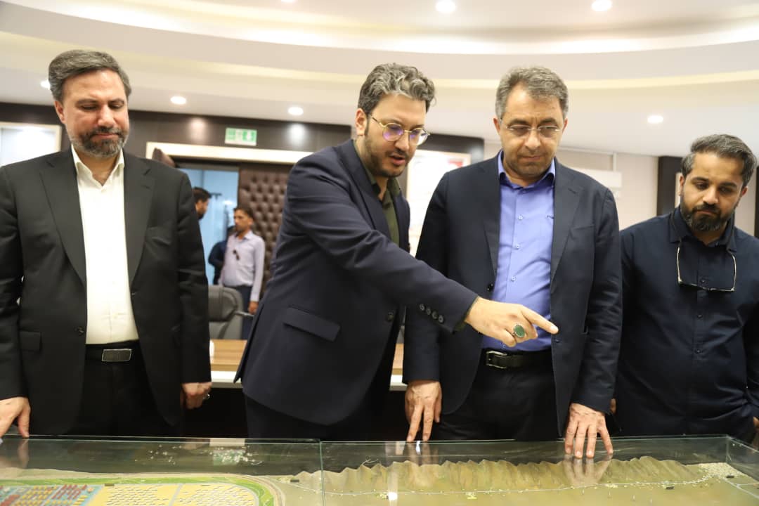 بازدید مدیران هلدینگ خلیج فارس از منطقه ویژه اقتصادی لامرد/ برهانی: هیچ محدودیتی برای ایجاد زیرساختهای سرمایهگذاران نداریم