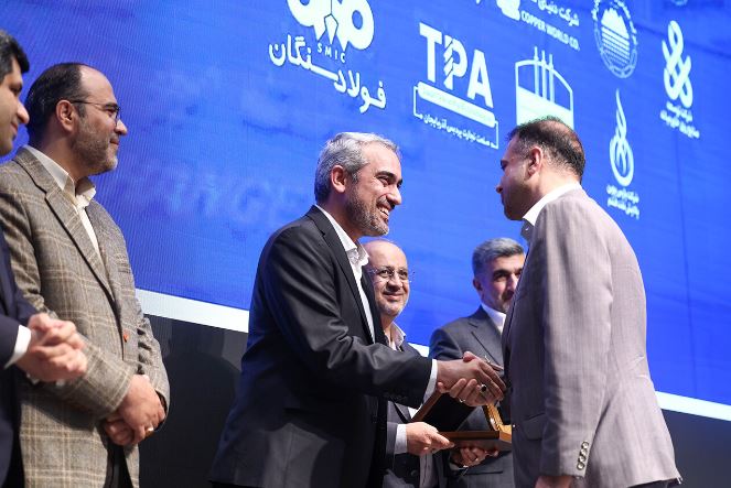 تجلیل از مدیرعامل شرکت ملی مس در همایش «برترینهای بورس کالای ایران»