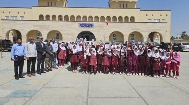 توزیع لوازم التحریر در مدرسه شهدای بانک مسکن سندرک استان هرمزگان/ بانک مسکن در عمل به مسئولیت اجتماعی پیش‌قدم است