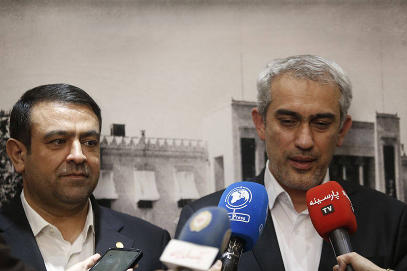 وزیر اقتصاد، با حضور در بانک ملی در جریان فرآیند انتقال بانک آینده قرار گرفت