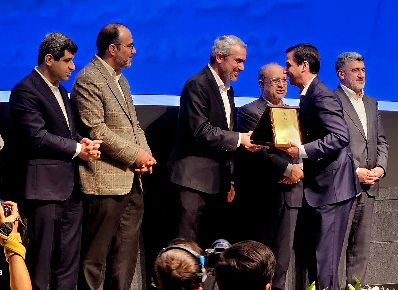 گواهی سپرده کالایی گندله چادرملو رونمایی شد / اهدای لوح افتخار برترین‌های بورس کالا به مدیرعامل چادرملو