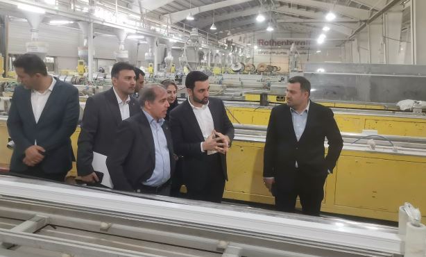 گامی در راستای حمایت از صنایع ؛ بازدید مدیران ارشد بانک صنعت و معدن از واحد تولیدی پنجره آریا در استان کردستان