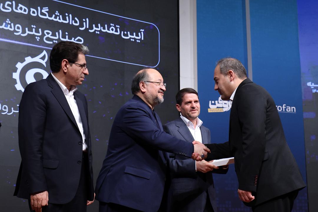 کتب تخصصی تدوین‌شده توسط همکاران هلدینگ خلیج‌فارس رونمایی شد