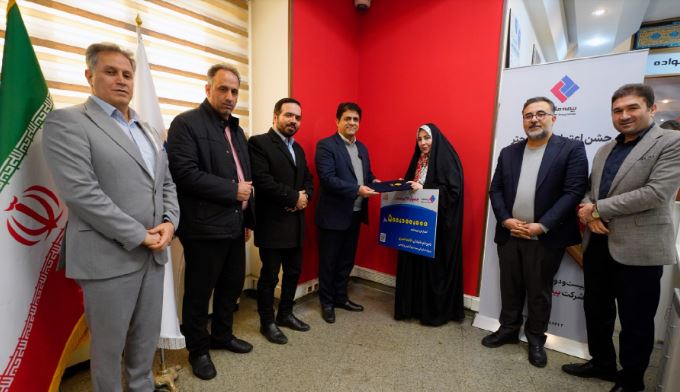 اهدای جایزه مرحله نخست قرعهکشی جشنواره «بیست و دو» بیمه ملت