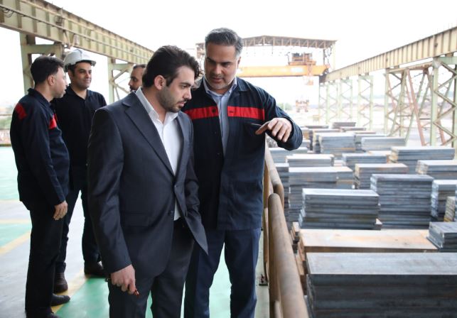 بازدید عضو هیئت‌ مدیره شرکت فولاد اکسین خوزستان از نواحی مختلف کارخانه و روند تعمیرات خط تولید