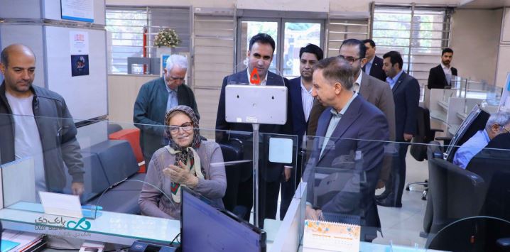 مدیرعامل بانک دی در شرایط خاص پای صحبت مشتریان نشست