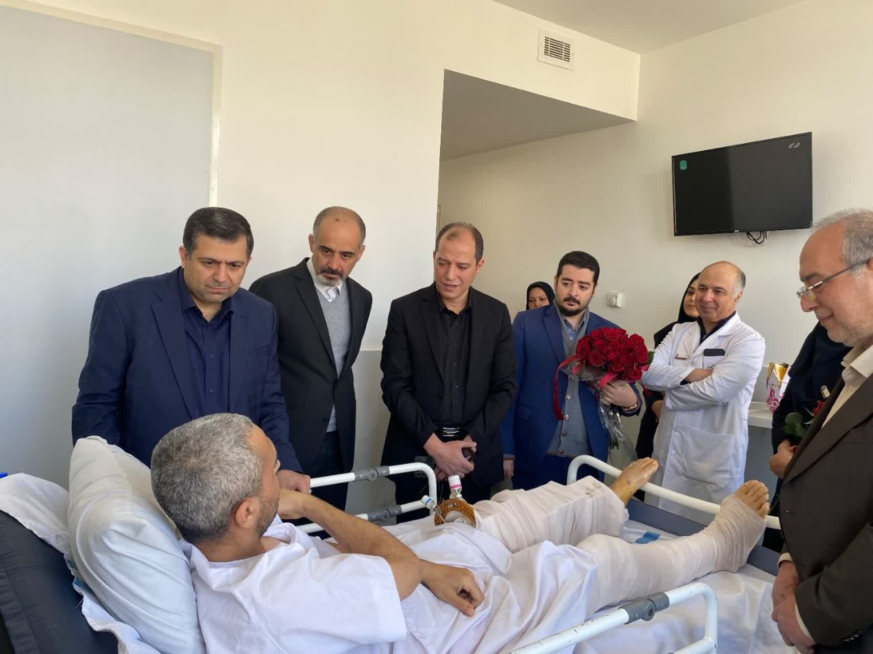 مدیرعامل بیمه آسیا از مجروحان و مصدومان جنگ عیادت و از خدمات کادر درمان قدردانی کرد