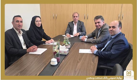 بازدید مدیران ارشد بانک صنعت و معدن از شعبه شهرکرد؛ تأکید بر اهمیت نقش کارکنان در تحقق اهداف بانک
