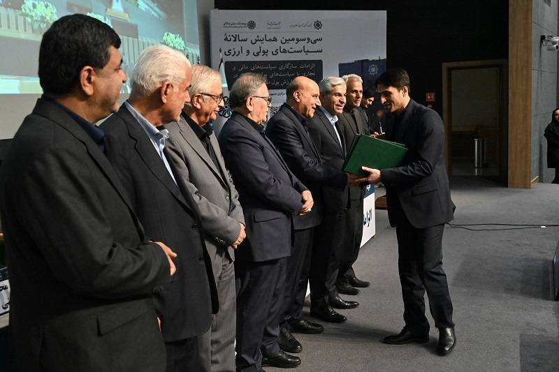 مقاله دکتر خانی در همایش سیاست‌های پولی و ارزی برتر شد