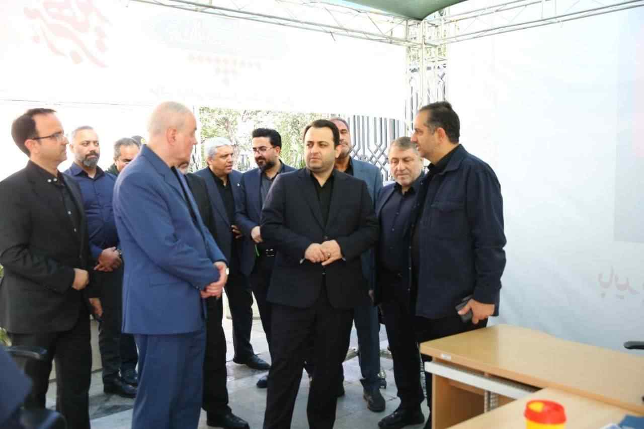حضور مدیرعامل و جمعی از مدیران بانک ملی ایران در آیین وداع با رهبر شهید انقلاب در مصلای تهران و بازدید از موکبهای خدمترسانی به زائرین
