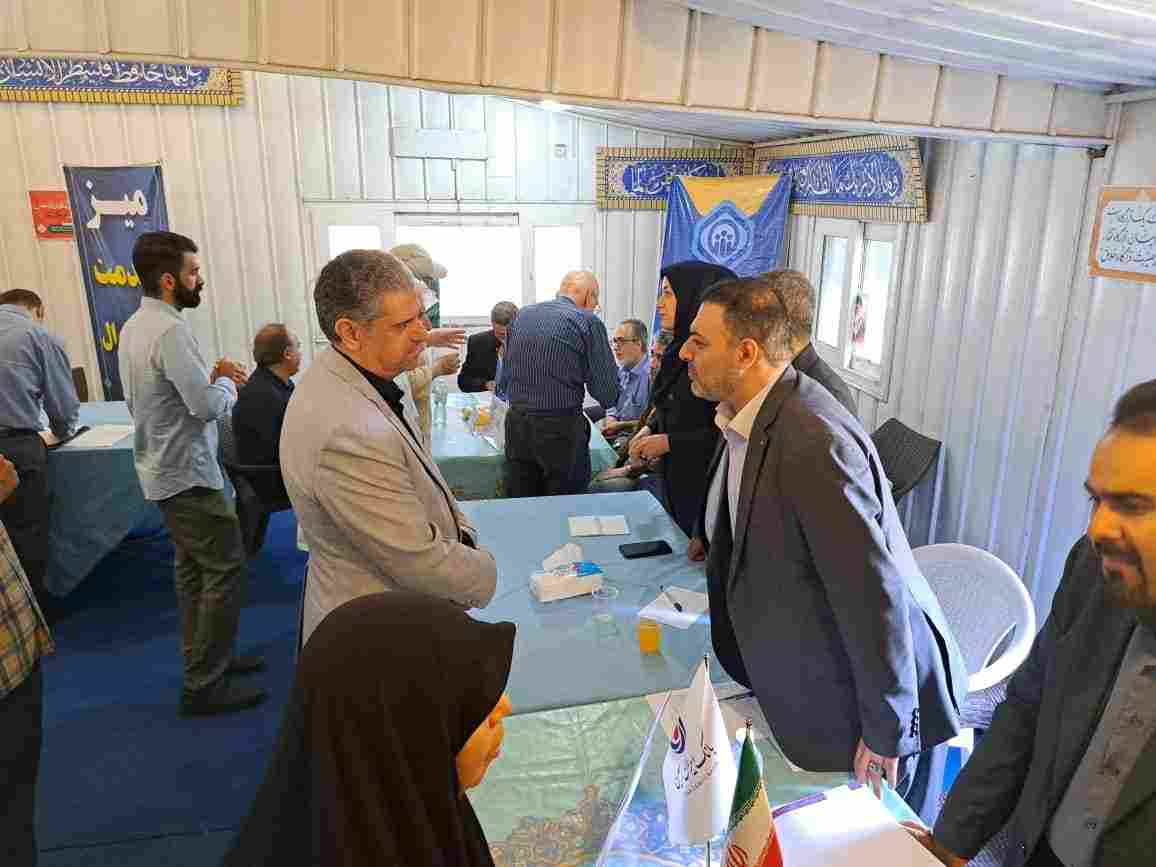برپایی میز خدمت بانک ایران زمین در نماز جمعه تهران